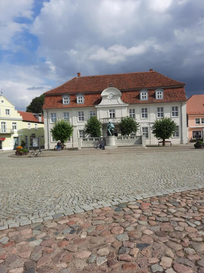 Ferienwohnung Am Schloss Reuterstadt Stavenhagen Екстер'єр фото